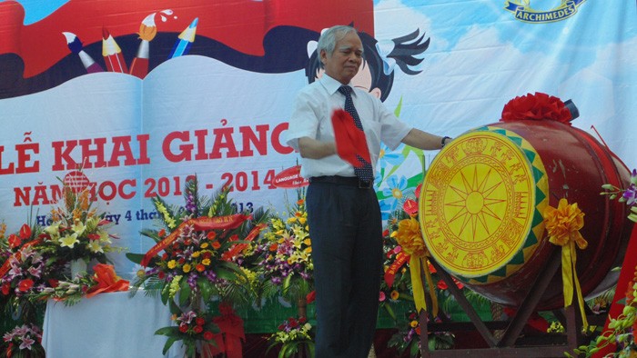 TS Nguyễn Văn Hòa đánh trống khai giảng năm học mới tại trường.